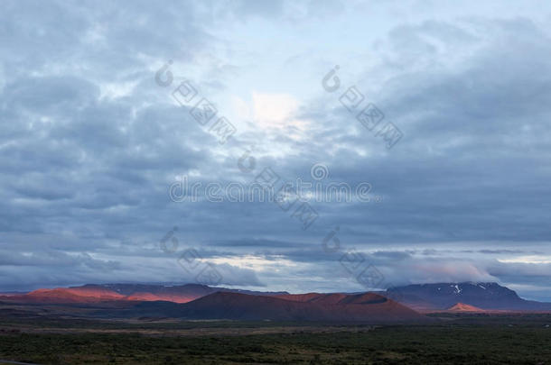 美丽的红色的火山火山口在近处克拉布拉火山点火在上面.