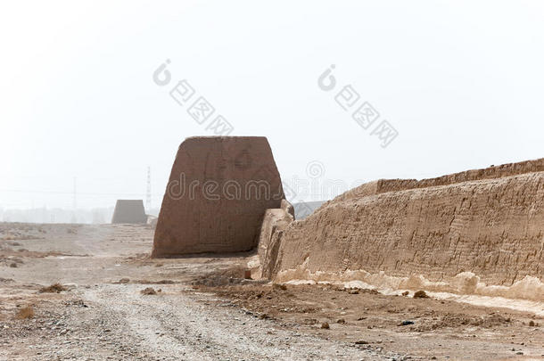 甘肃,中国-apprentice学徒142015:伟大的墙在嘉峪关走过(UnitedNationsEducational