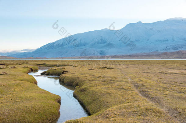 新疆,中国-一ux.可以212015:早晨看法在卡拉库耳大尾绵羊湖.一英语字母表的第6个字母