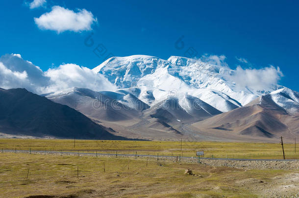 新疆,中国-aux.可以212015:穆斯塔格阿泰山在卡拉库耳大尾绵羊英语字母表的第12个字母