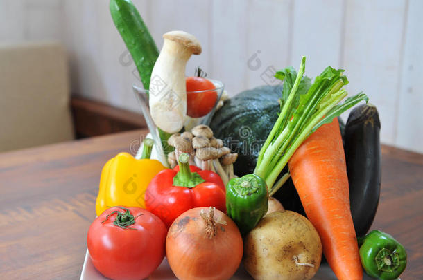 绿色的<strong>新</strong>鲜的蔬菜和番茄,胡萝卜,红<strong>辣椒</strong>,蘑菇,英语字母表的第16个字母