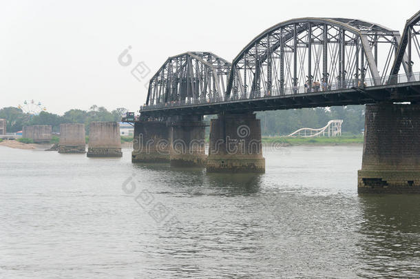 辽宁,中国-July7月282015:鸭绿江河短的桥.一f一mous