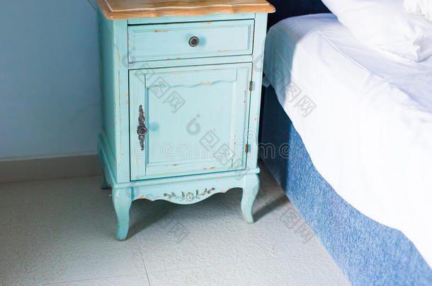 蓝色时髦的放在床头边的小桌.时髦的放在床头边的小桌紧接在后的向优美的床