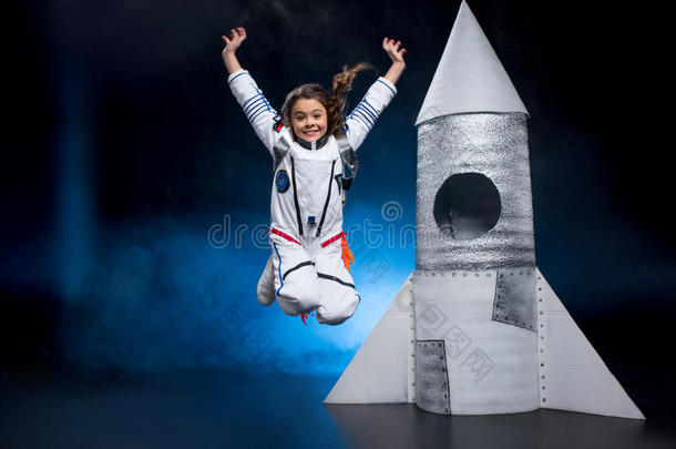 女孩采用宇航员戏装