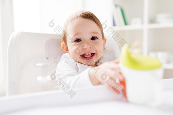 婴儿喝饮料从喷口杯子采用小孩吃饭时所用的高脚椅子在家