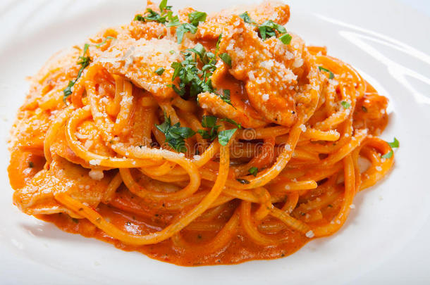 意大利<strong>面</strong>条和鸡,煮熟的采用辛辣的调味汁从番茄,奥尼