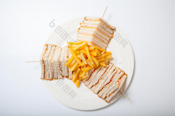 不同的类型关于三明治和法国的炸薯条向一白色的pl一te