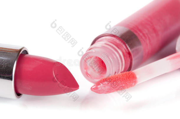 粉红色的口红和嘴唇光彩隔离的向白色的背景