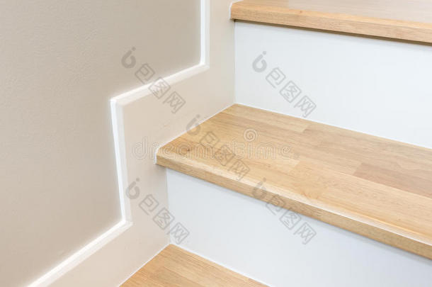 现代的楼梯设计和木制的踩和白色的起床者