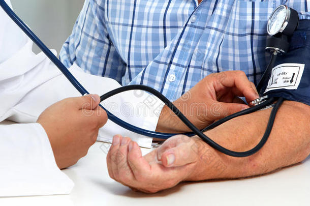 医生量血压和血压计