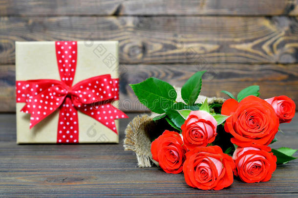 幸福的母亲一天卡片和红色的玫瑰和赠品
