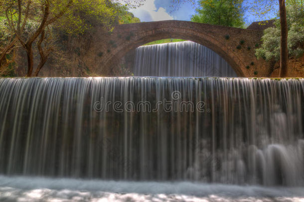 瀑布在近处特里卡拉,希腊-春季照片