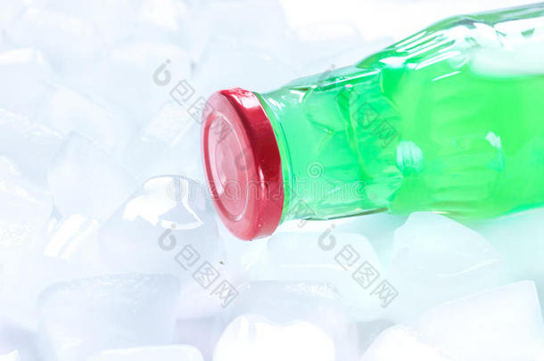 塑料制品瓶子和成果果汁和冰空间为文本