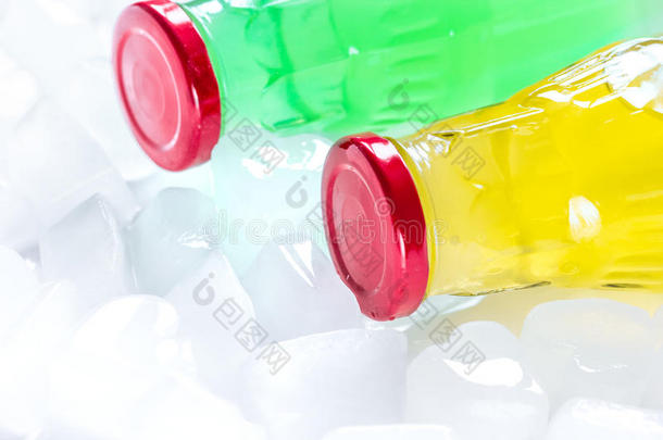 寒冷的饮料采用塑料制品瓶子和冰白色的背景假雷达