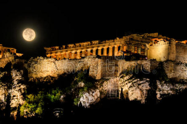古希腊城市的卫城关于雅典,希腊在一满的月亮夜