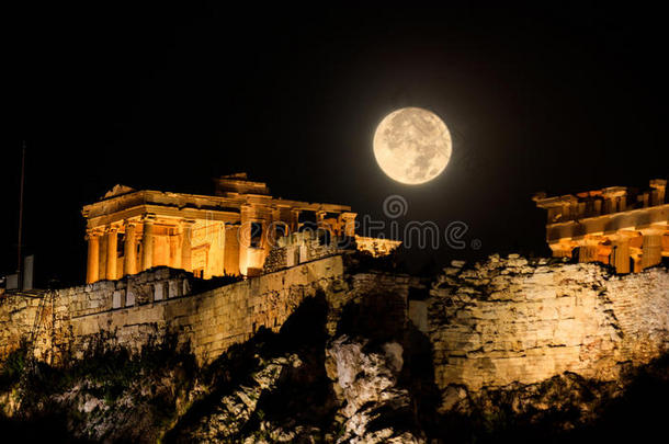 古希腊城市的卫城关于雅典,希腊在一满的月亮夜