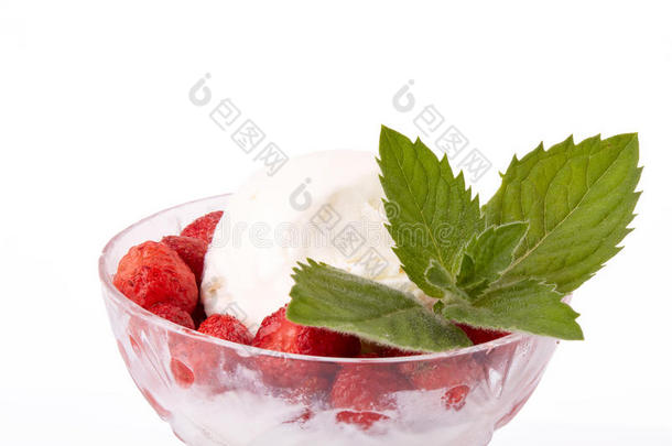 冰-乳霜和新鲜的<strong>草莓</strong>