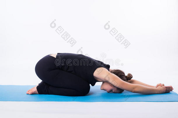 美丽的像运动家的适合瑜珈女修行者女人练习瑜伽瑜珈的任何一种姿势阿杜库哈