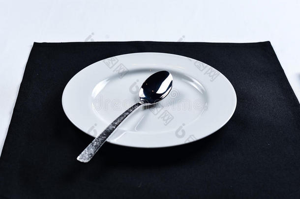 白色的盘子和刀和餐叉向一bl一ckn一pkin
