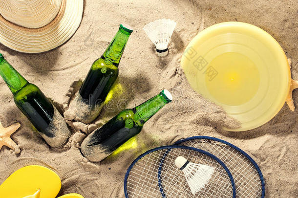 寒冷的贮藏啤酒啤酒和物料项目为海滩活动向沙