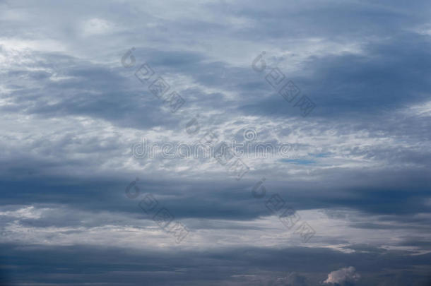 戏剧的天和有暴风雨的云在之前雨和雷电交加的暴风雨