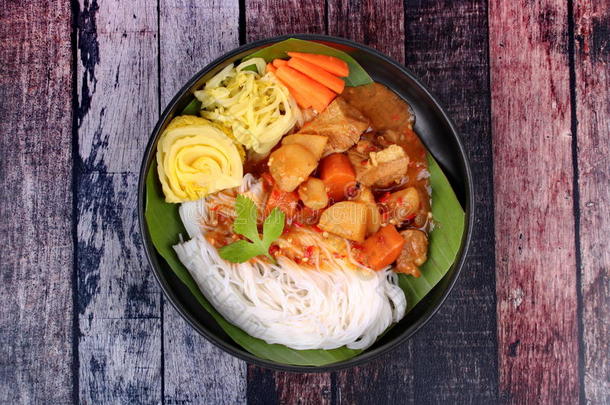 ThaiAirwaysInternational泰航国际稻面条和牛肉采用日本人咖喱食品.