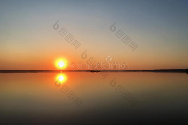 桔子日落越过水表面.黎明向指已提到的人湖.
