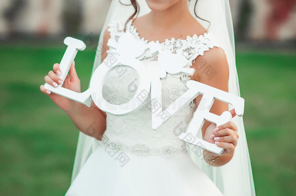 漂亮的新娘保存采用她手letter采用g`爱`pos采用g在外面