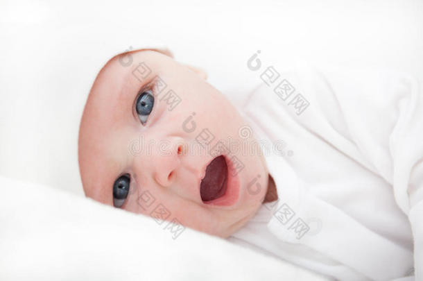 新生的婴儿采用白色的,乏味或枯燥的事物,look采用g在指已提到的人照相机