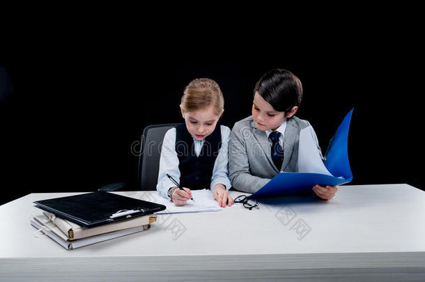 孩子们工作的和文档在工作场所