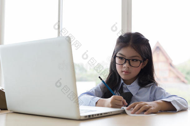 美丽的学生学校女孩学习在线的,学问,文字