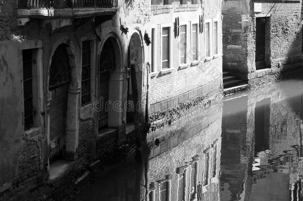 运河采用威尼斯和反映关于build采用gs老的墙门一