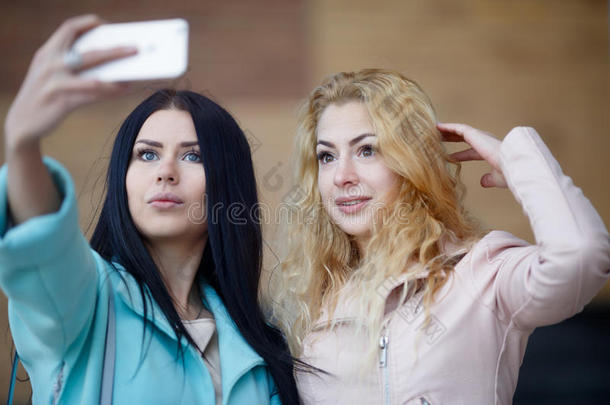 黑头发的妇女和白肤金发碧眼女人做自拍照