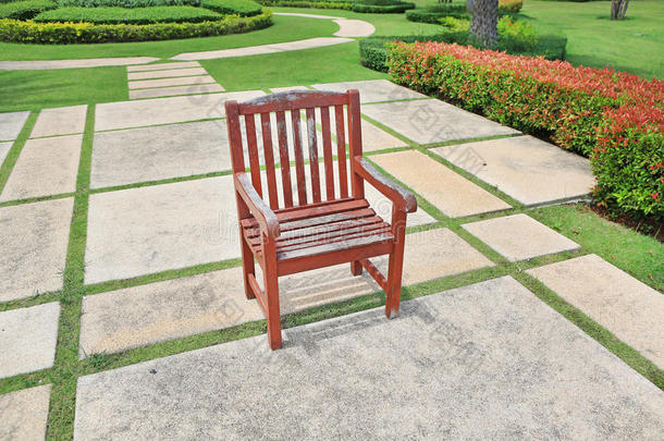 指已提到的人老的红色的棕色的木制的椅子