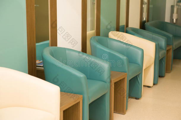 空的蓝色和象牙椅子采用wait采用g房间,过道.精心<strong>选择</strong>的focal<strong>焦点</strong>的