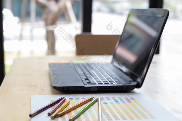 图解的设计师书桌表和计算机,彩色蜡笔或粉笔和颜色guidance制导