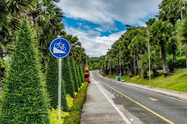 在上面小山交通符号