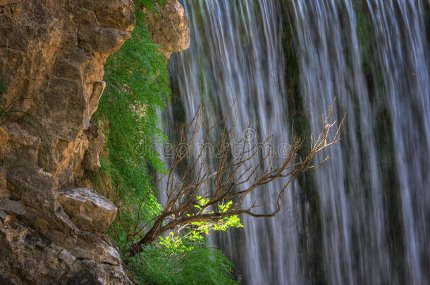 瀑布在近处<strong>特里卡拉</strong>,希腊-春季照片,详述
