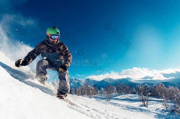 雪山飞魂是（be的三单形式<strong>滑行</strong>的和滑雪板