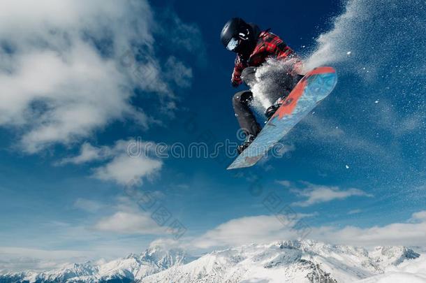 雪山飞魂是（be的三单形式用于跳跃的和滑雪板从雪山