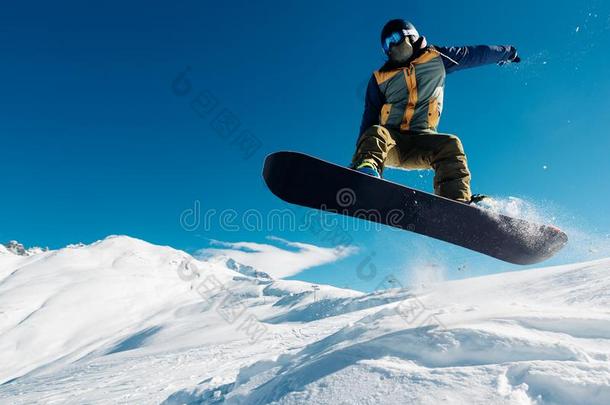 <strong>雪山</strong>飞魂是（be的三单形式用于跳跃的和滑雪板从<strong>雪山</strong>