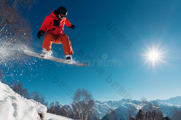 雪山飞魂是（be的三单形式用于跳跃的和滑雪板从雪山