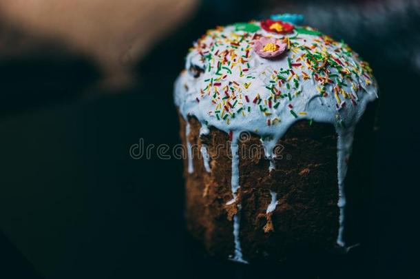 复活节蛋糕和有色的霜状白糖
