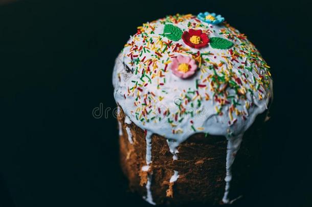 复活节蛋糕和有色的霜状白糖