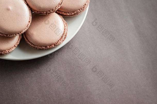 巧克力彩色粉笔棕色的马卡龙或马卡龙向一pl一te