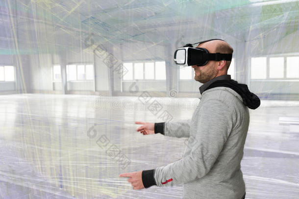 建筑师和VirtualReality虚拟现实面颊扫描工业的建筑物周围的人