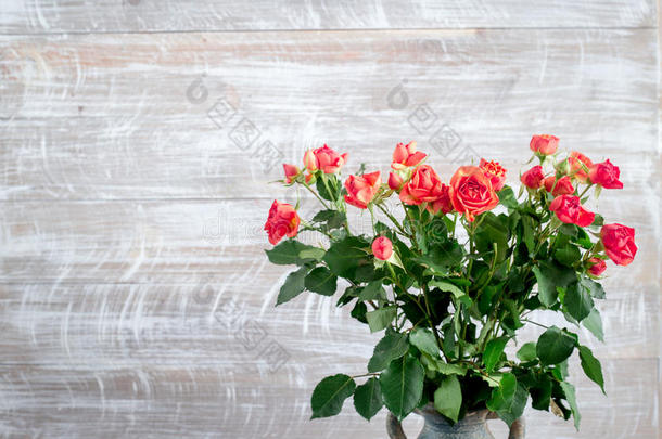 玫瑰作品采用装饰瓶和新鲜的花向墙背景英语字母表的第13个字母