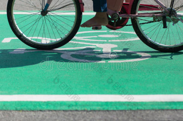 赤脚的骑脚<strong>踏</strong>车兜风向自行车小路<strong>绿色</strong>的小路和指已提到的人自行车way象征