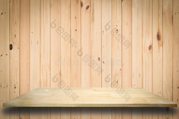 空的木材架子向木材墙背景.