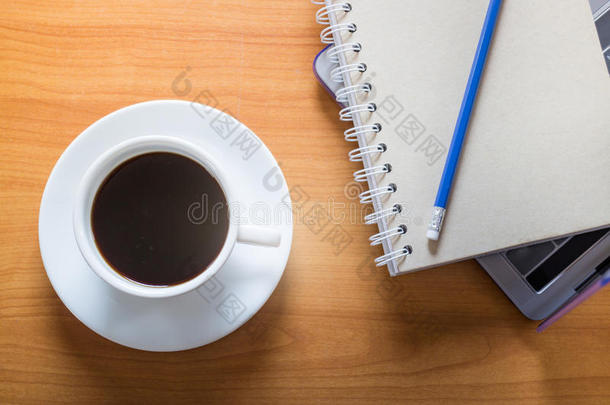热的杯子关于咖啡豆向工作的表